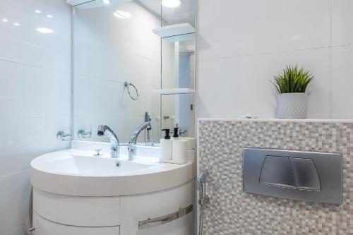 Koupelna v ubytování 1BDR Apartment I Close To Metro I Dubai Marina