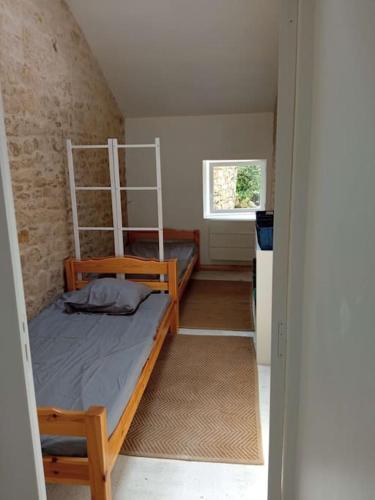 une chambre avec deux lits superposés dans une pièce dans l'établissement Le Fournil de Payré, à Payré-sur-Vendée