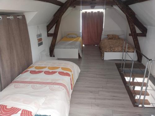 2 camas en una habitación con ático en Bord de Loire en Gien