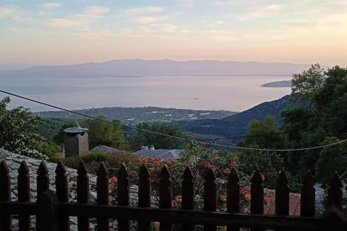 - une vue sur l'eau depuis une maison dotée d'une clôture dans l'établissement Αρχοντικό Θεανώ 1 Archontiko Theano 1, à Agios Lavrentios