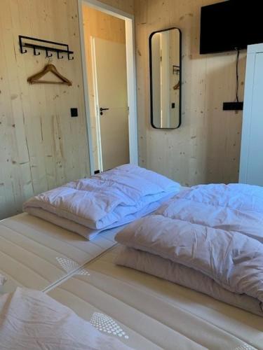 Katil atau katil-katil dalam bilik di Luxe vakantielodge in Callantsoog aan zee