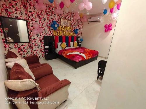 - une chambre avec un lit, un canapé et des ballons dans l'établissement OYO Hotel Shivam In, à New Delhi
