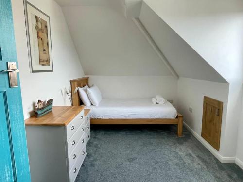 Tempat tidur dalam kamar di Torquay holiday home near the sea