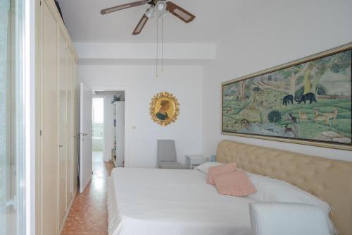 sypialnia z łóżkiem i obrazem na ścianie w obiekcie Abitazione per 4 con Terrazzo - Mare+Metro vicine w mieście Lido di Ostia