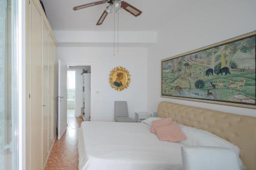 ein Schlafzimmer mit einem Bett und einem Gemälde an der Wand in der Unterkunft Stella Polare Luxury Loft in Lido di Ostia