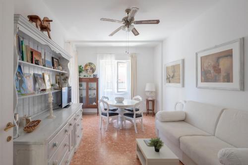 salon z kanapą i stołem w obiekcie Abitazione per 4 con Terrazzo - Mare+Metro vicine w mieście Lido di Ostia