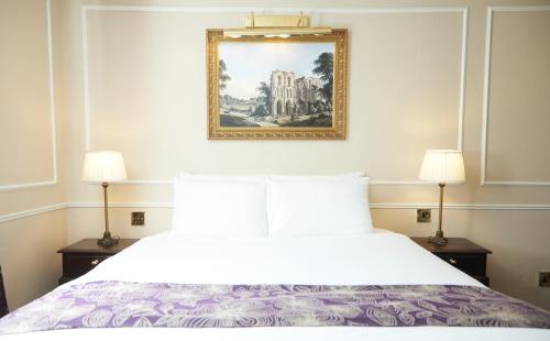 Ένα ή περισσότερα κρεβάτια σε δωμάτιο στο Cock Hotel by Greene King Inns