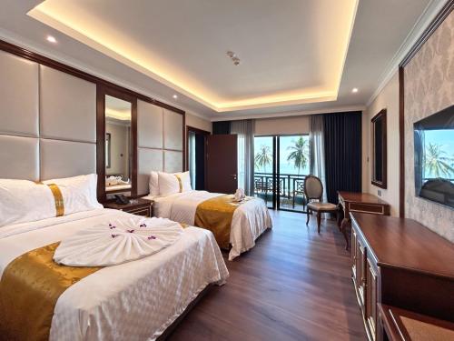 Habitación de hotel con 2 camas y balcón en Damai Lagoon Resort en Santubong