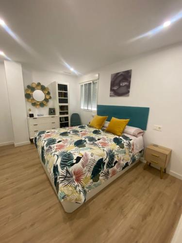 sypialnia z łóżkiem z kolorową narzutą w obiekcie Casa El Sueño w mieście Santa Pola