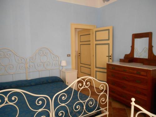 クプラ・マリッティマにあるCasa di pregio sul mareのベッドルーム1室(ベッド1台、ドレッサー、鏡付)