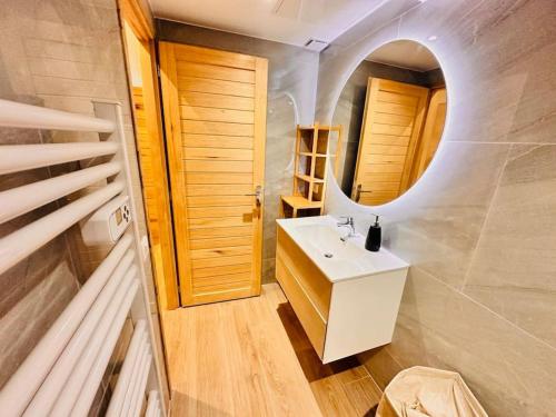 une salle de bain avec un lavabo blanc et un miroir dans l'établissement Les Appartements de Nana 2 - T2 Hypercentre, Rue Meynadier, Palais & Plage, clim, wifi, à Cannes