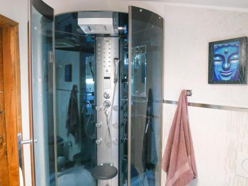 - Baño con cabina de ducha y toalla en PaKua apartments & Penthouse, en Rovinj