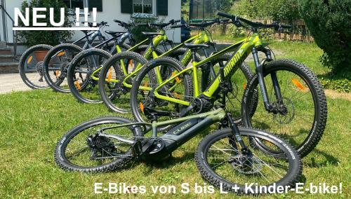a group of bikes parked in the grass at Alpenloft Mereine in Oy-Mittelberg