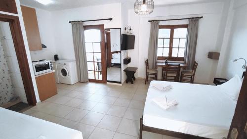 Habitación grande con cocina y sala de estar. en Dedalos n3 Sea View apartment-30 metres from the beach en Stalida