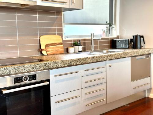 A kitchen or kitchenette at Petone - Central and Spacious
