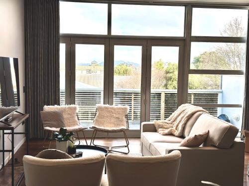 A seating area at Petone - Central and Spacious