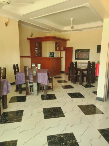 una sala da pranzo con tavolo e sedie di Peacefully Resort a Dodoma