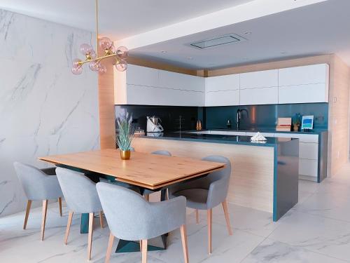 a kitchen with a wooden table and chairs at Exclusivo Ático de Lujo en la Playa - holaVivienda Inmobiliaria in Denia