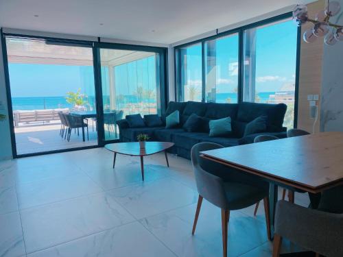 a living room with a couch and a table at Exclusivo Ático de Lujo en la Playa - holaVivienda Inmobiliaria in Denia