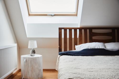 Una cama o camas en una habitación de Kroņakrogs