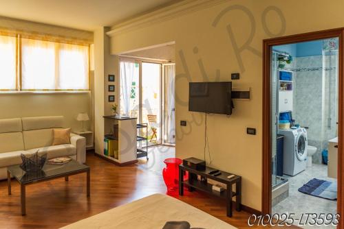 sala de estar con sofá y TV en Casa di Ro - New Foce en Génova