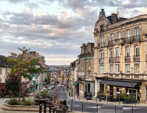 une rue de la ville avec de grands bâtiments sur une ville dans l'établissement Grand Hôtel Brive, à Brive-la-Gaillarde