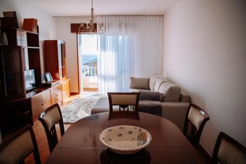 sala de estar con mesa y sofá en Apartamento T3 Vista Mar - Anzol en Vila do Conde