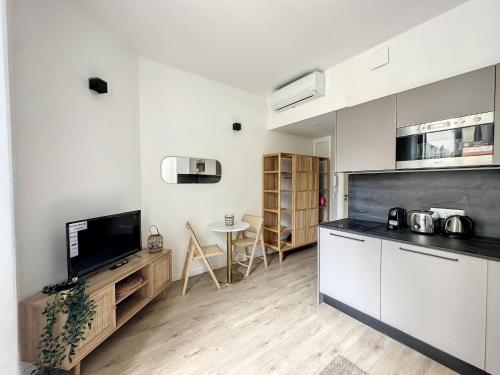 - une cuisine avec un comptoir et une table dans une pièce dans l'établissement Lamartine hypercentre 112, à Nice