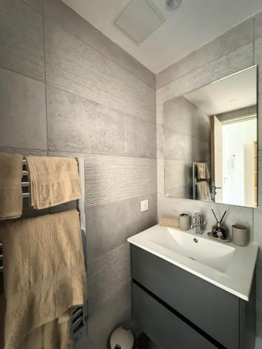 une salle de bain avec un lavabo et un miroir dans l'établissement Lamartine hypercentre 112, à Nice