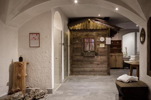 a hallway with a wooden door in a house at Hotel Bergland in Cadipietra