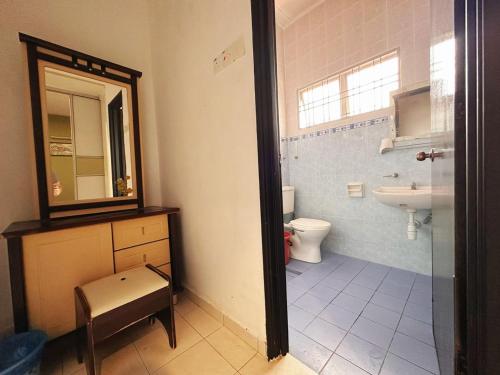 uma casa de banho com um lavatório, um WC e um espelho. em Stay N rest sweet home 185 em Seremban