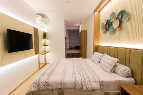 Tempat tidur dalam kamar di Calma 31 Apartment