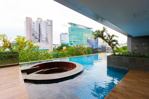 uma piscina no meio de uma cidade em Calma 31 Apartment em Makassar