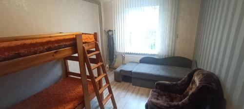 1 dormitorio con 2 literas y 1 cama en Krāces 18 en Užava