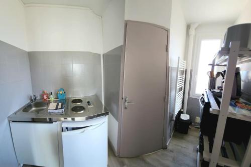 uma pequena cozinha com um lavatório e um frigorífico em Les Grizzlies-le Mauzac em Limoux