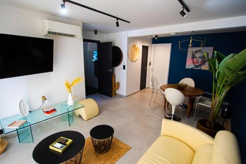 een woonkamer met een bank en een tafel bij Appartement de caractère avec Jacuzzi in Fréjus