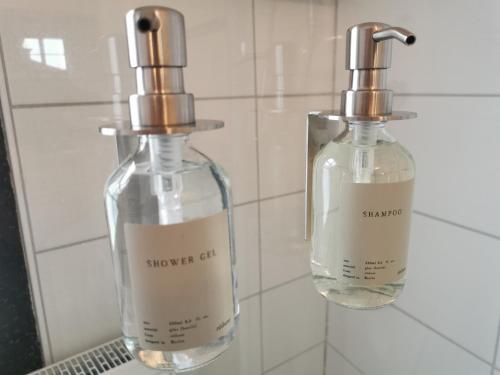 dos botellas de jabón en la encimera del baño en Ferienhaus MaLu in Bremm, en Bremm