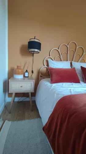 une chambre avec un lit et une table avec une lampe dans l'établissement Mini maison au coeur de la Loire, à Amboise