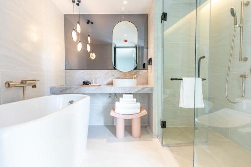 曼谷的住宿－The SACHA Apart-Hotel Thonglor，带浴缸、淋浴和盥洗盆的浴室