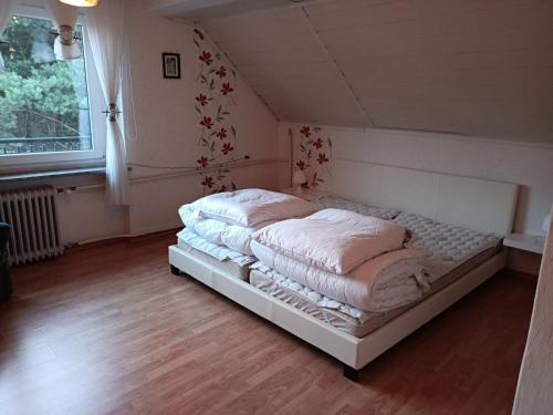 una camera da letto con letto in mansarda di Ferienhaus am Waldrand in der Nähe eines Badesees a Dylaki