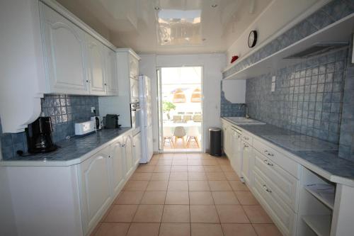 Kuchyň nebo kuchyňský kout v ubytování Adorable maison de vacances plain pied au coeur de la station et proche des plages 4 chambres, jardin, WIFI, LXDUNE1