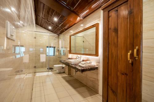 Ramgarh Heritage Villa, Manali, amã Stays & Trails في مانالي: حمام مع مرحاض ومغسلة ودش