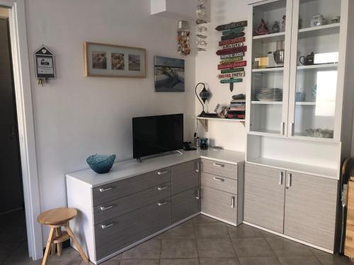 Cette chambre dispose d'un bureau et d'une télévision. dans l'établissement Casa di Giulia, a due passi dal mare di Cavi di Lavagna, à Lavagna