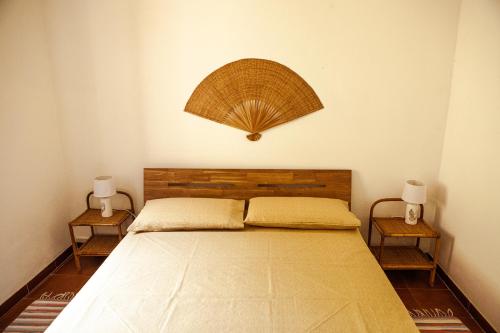 una camera con un letto e due comodini di Villa Arianna (Parghelia, Calabria) a Parghelia