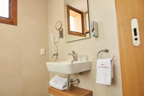 bagno con lavandino e specchio di Hotel Casa Palacio Pereros a Cáceres