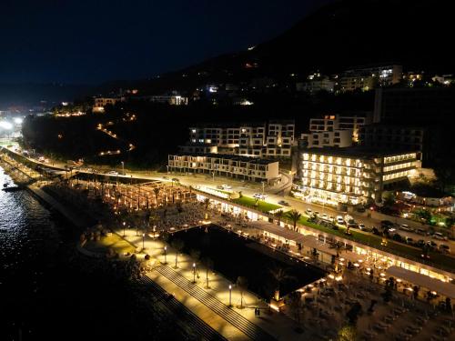 - Vistas a la ciudad por la noche con luces en Priam Hotel Luxury Resort, en Vlorë