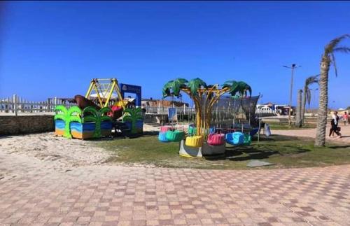 um parque com parque infantil com equipamento de brincar em شاليه ديمورا عائلات فقط Dimora Chalet Only Family em Dawwār Muḩammad Abū Shunaynah