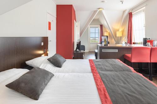 - une chambre avec 2 lits et un mur rouge dans l'établissement Bed & Breakfast Huys aan zee, à Domburg