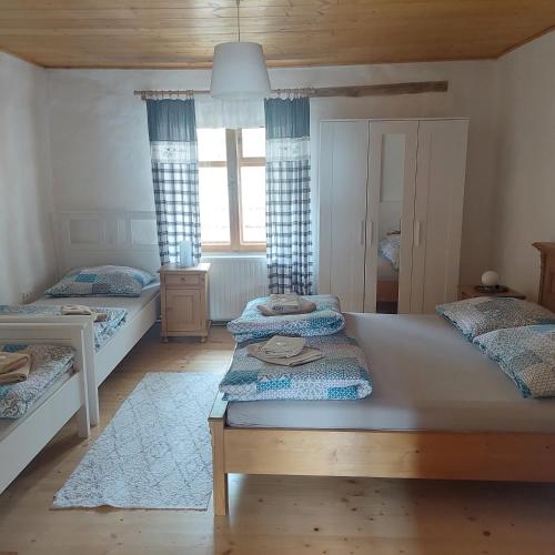 Postel nebo postele na pokoji v ubytování Apartmány U Tří Sluncí