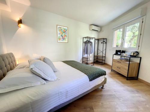une chambre avec un lit, une commode et une fenêtre dans l'établissement Appartement cosy au centre de Cannes, à Cannes